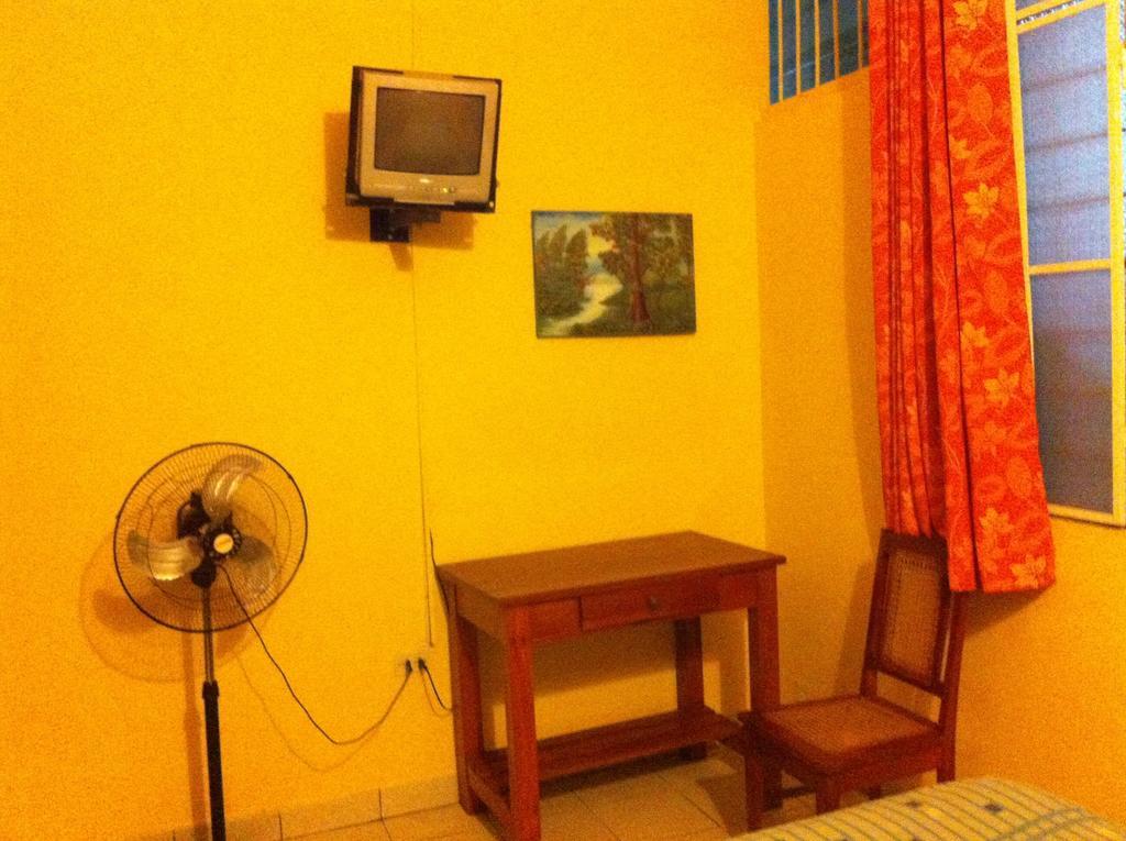 Hostal El Colibri Iquitos Exterior foto